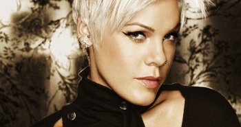 From http://www.florfm.com/pink-nue-pour-la-bonne-cause/.