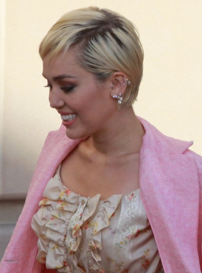Miley Cyrus at the 2015 Rock and Roll Hall of Fame Induction Ceremony (Photo credit: onetwothreefourfive - Flickr. Licensed under CC BY 2.0 via Commons)